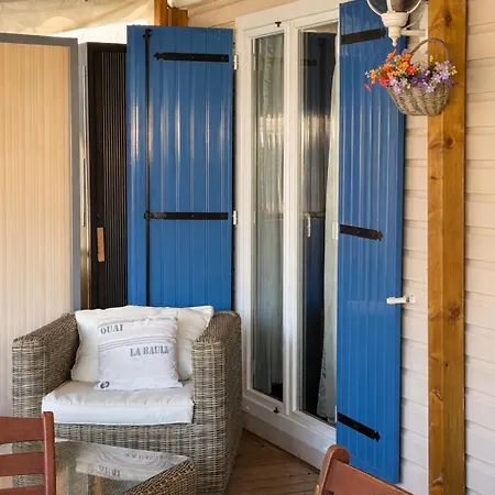 Mobil-home Avec Grande Terrasse Couverte Κάμπινγκ *